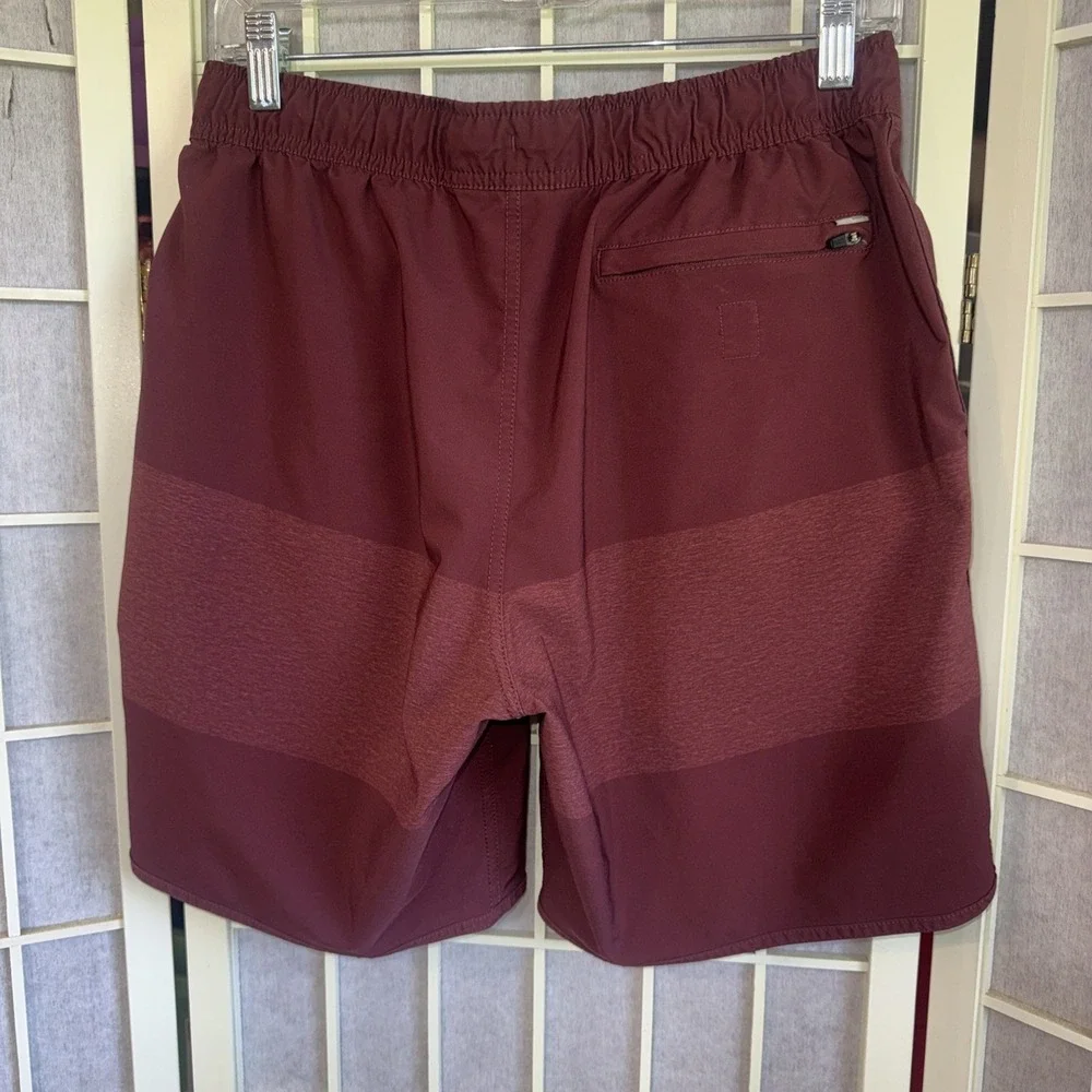 Vuori Banks Red Striped Coastal Gorpcore Activewear Board Scallop Shorts Medium